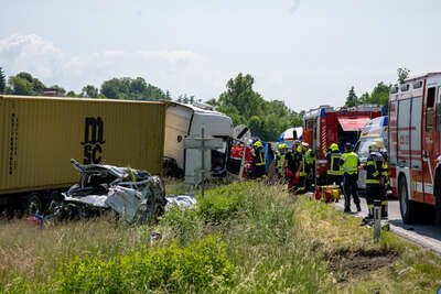 Tödlicher Verkehrsunfall zwischen LKW und Kleintransporter FOKE-2023053114008951-024.jpg