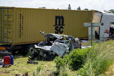 Tödlicher Verkehrsunfall zwischen LKW und Kleintransporter FOKE-2023053114028955-028.jpg
