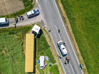 Tödlicher Verkehrsunfall zwischen LKW und Kleintransporter FOKE-2023053114250087-016.jpg
