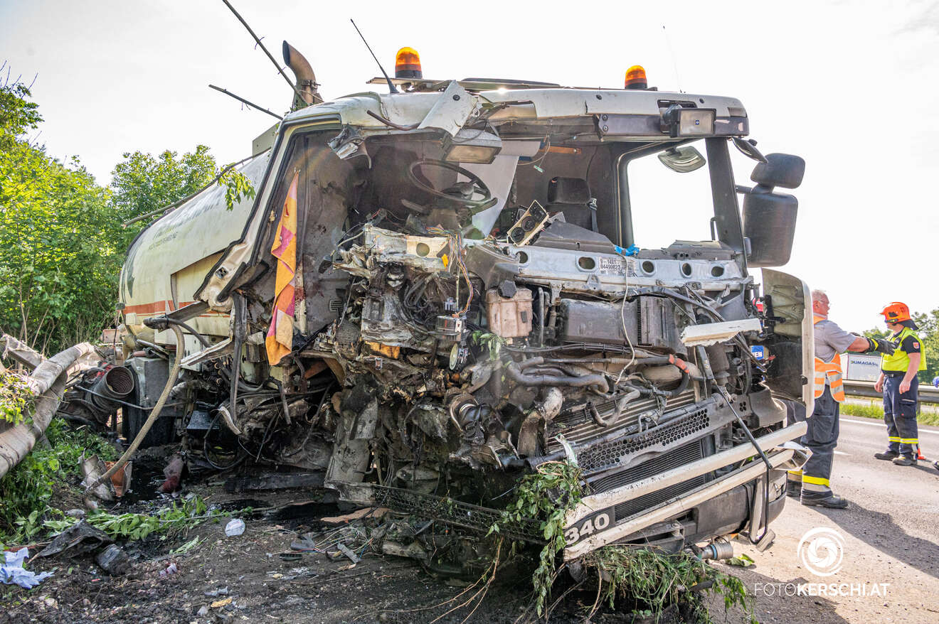 Schwerer LKW-Unfall auf der A25 führt zu Totalsperre und Verkehrsbehinderungen