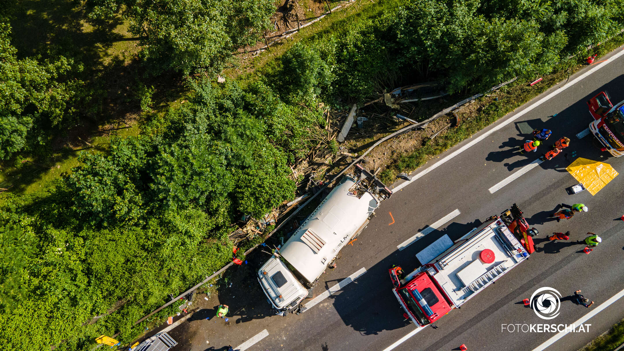 Schwerer LKW-Unfall auf der A25 führt zu Totalsperre und