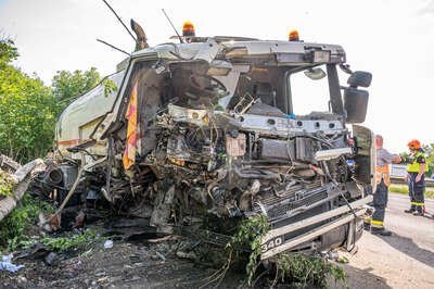 Schwerer LKW-Unfall auf der A25 führt zu Totalsperre und Verkehrsbehinderungen