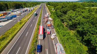 Schwerer LKW-Unfall auf der A25 führt zu Totalsperre und Verkehrsbehinderungen DJI-0607.jpg
