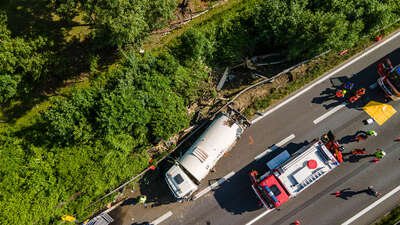 Schwerer LKW-Unfall auf der A25 führt zu Totalsperre und Verkehrsbehinderungen DJI-0608.jpg
