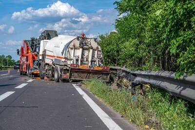 Schwerer LKW-Unfall auf der A25 führt zu Totalsperre und Verkehrsbehinderungen DSC-6513.jpg