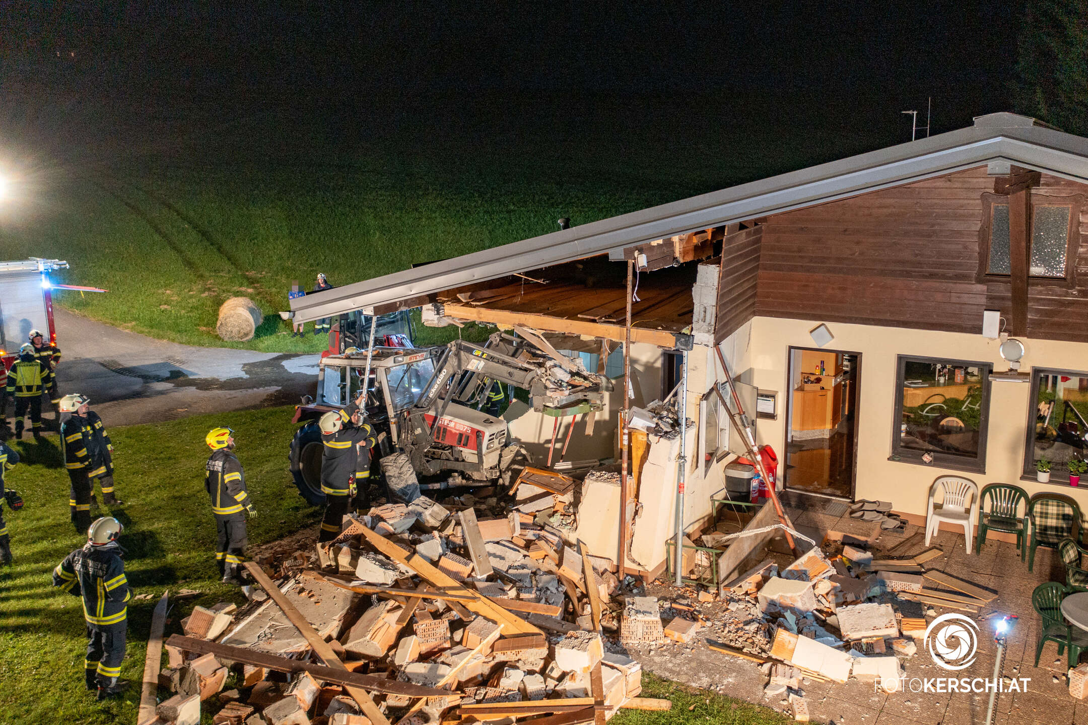 Traktor kracht in Vereinsheim- Gebäude einsturzgefährdet