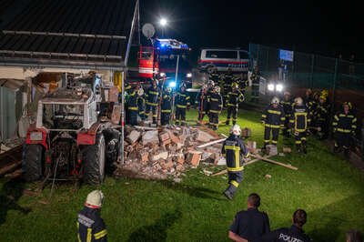 Traktor kracht in Vereinsheim- Gebäude einsturzgefährdet DSC-7253.jpg