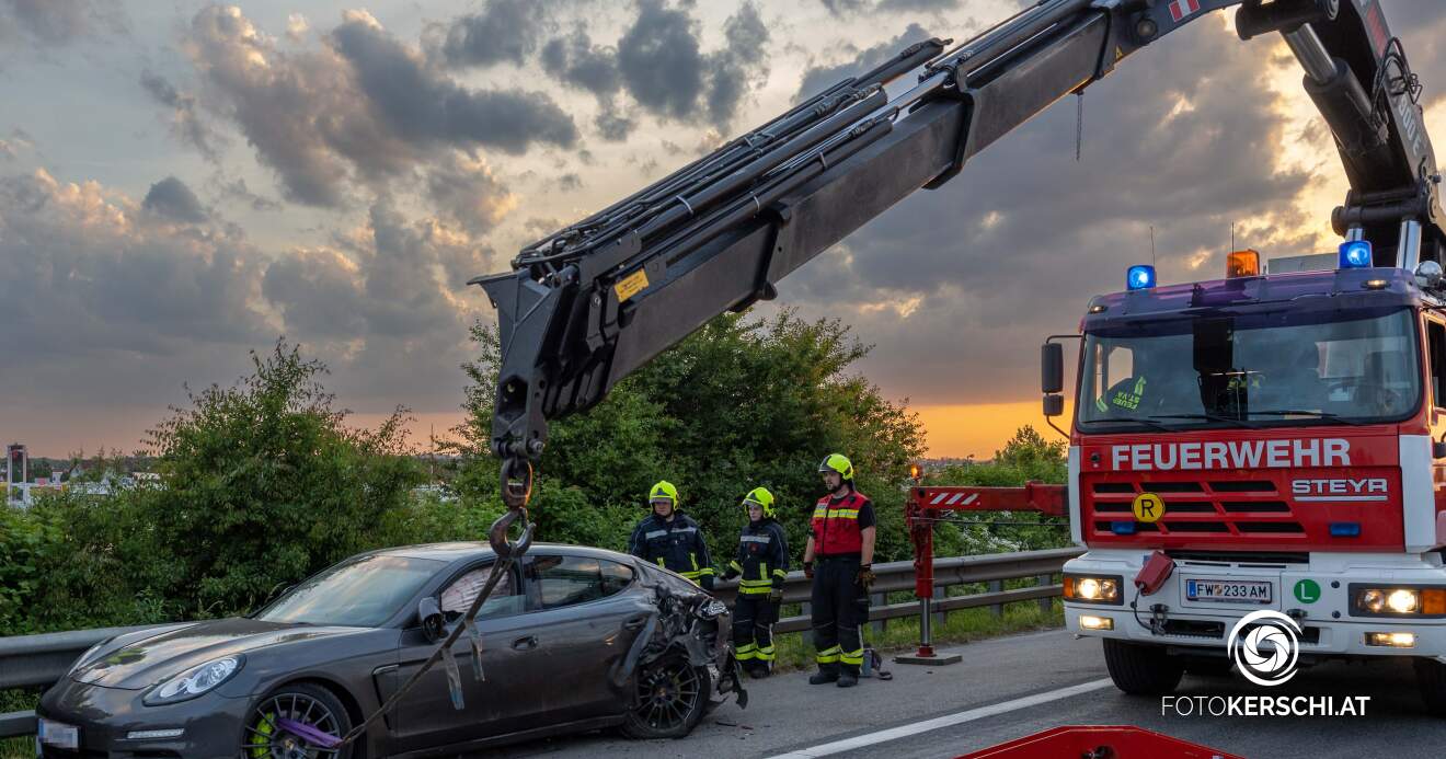 Titelbild: Folgenschwerer Unfall auf der A1 zwischen einem Sportwagen und einem LKW