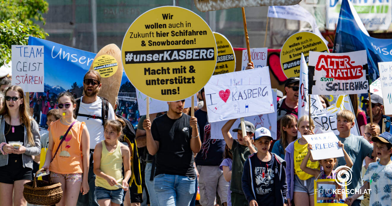 Titelbild: Landtagspräsident Hiegelsberger nimmt 30.000 Unterschriften beim Kasberg-Protestmarsch entgegen