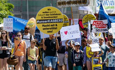 Landtagspräsident Hiegelsberger nimmt 30.000 Unterschriften beim Kasberg-Protestmarsch entgegen FOKE-2023060311120157-002.jpg