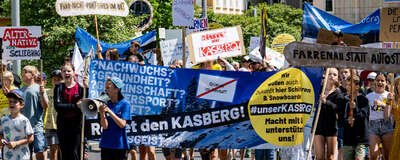 Landtagspräsident Hiegelsberger nimmt 30.000 Unterschriften beim Kasberg-Protestmarsch entgegen FOKE-2023060311120158-003.jpg