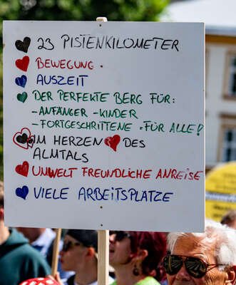 Landtagspräsident Hiegelsberger nimmt 30.000 Unterschriften beim Kasberg-Protestmarsch entgegen FOKE-2023060311130162-007.jpg