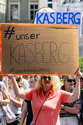 Landtagspräsident Hiegelsberger nimmt 30.000 Unterschriften beim Kasberg-Protestmarsch entgegen FOKE-2023060311130165-010.jpg