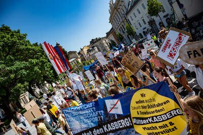 Landtagspräsident Hiegelsberger nimmt 30.000 Unterschriften beim Kasberg-Protestmarsch entgegen FOKE-2023060311133410-003-Bearbeitet.jpg