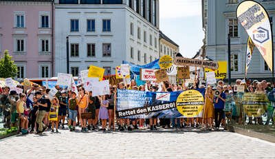 Landtagspräsident Hiegelsberger nimmt 30.000 Unterschriften beim Kasberg-Protestmarsch entgegen FOKE-2023060311153412-005.jpg