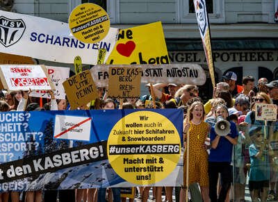 Landtagspräsident Hiegelsberger nimmt 30.000 Unterschriften beim Kasberg-Protestmarsch entgegen FOKE-2023060311160171-016.jpg