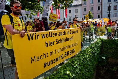 Landtagspräsident Hiegelsberger nimmt 30.000 Unterschriften beim Kasberg-Protestmarsch entgegen FOKE-2023060311163413-006.jpg