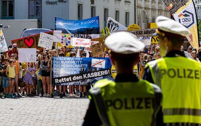 Landtagspräsident Hiegelsberger nimmt 30.000 Unterschriften beim Kasberg-Protestmarsch entgegen FOKE-2023060311170175-020.jpg