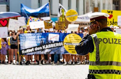 Landtagspräsident Hiegelsberger nimmt 30.000 Unterschriften beim Kasberg-Protestmarsch entgegen FOKE-2023060311180178-023.jpg