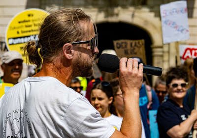 Landtagspräsident Hiegelsberger nimmt 30.000 Unterschriften beim Kasberg-Protestmarsch entgegen FOKE-2023060311210180-025.jpg