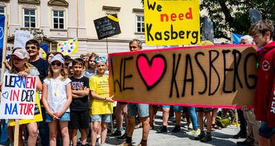 Landtagspräsident Hiegelsberger nimmt 30.000 Unterschriften beim Kasberg-Protestmarsch entgegen FOKE-2023060311233417-010.jpg