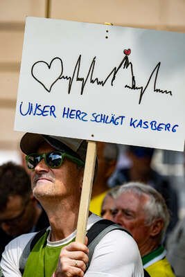 Landtagspräsident Hiegelsberger nimmt 30.000 Unterschriften beim Kasberg-Protestmarsch entgegen FOKE-2023060311320183-028.jpg
