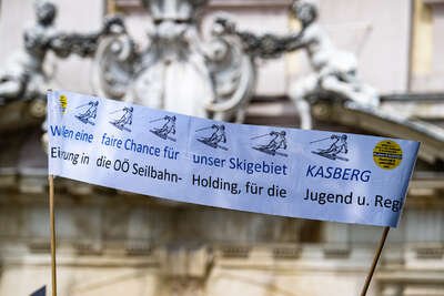 Landtagspräsident Hiegelsberger nimmt 30.000 Unterschriften beim Kasberg-Protestmarsch entgegen FOKE-2023060311330191-036.jpg