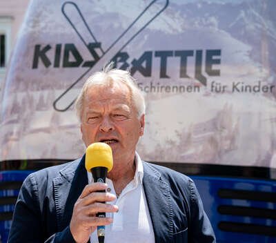 Landtagspräsident Hiegelsberger nimmt 30.000 Unterschriften beim Kasberg-Protestmarsch entgegen FOKE-2023060311433434-027.jpg