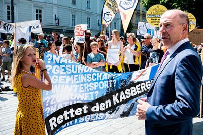 Landtagspräsident Hiegelsberger nimmt 30.000 Unterschriften beim Kasberg-Protestmarsch entgegen FOKE-2023060311473436-029.jpg