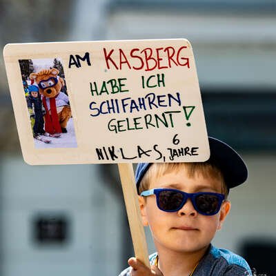 Landtagspräsident Hiegelsberger nimmt 30.000 Unterschriften beim Kasberg-Protestmarsch entgegen FOKE-2023060311520231-076.jpg