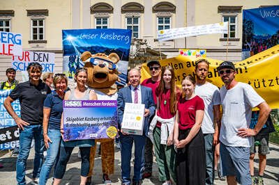 Landtagspräsident Hiegelsberger nimmt 30.000 Unterschriften beim Kasberg-Protestmarsch entgegen FOKE-2023060311543453-046.jpg