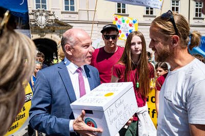 Landtagspräsident Hiegelsberger nimmt 30.000 Unterschriften beim Kasberg-Protestmarsch entgegen FOKE-2023060311543459-052.jpg