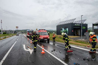 Feuerwehreinsatz bei Shell Tankstelle: Betriebsmittel nach Verkehrsunfall gebunden VU-Unterweitersdorf-3113.jpg