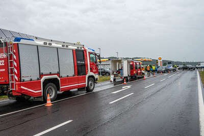 Feuerwehreinsatz bei Shell Tankstelle: Betriebsmittel nach Verkehrsunfall gebunden VU-Unterweitersdorf-5.jpg