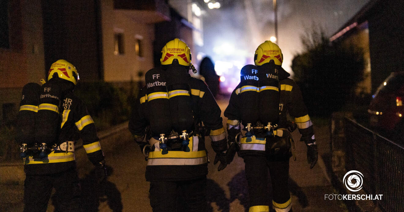 Titelbild: Feuerwehreinsatz in Hagenberg: Brand auf Einfamilienhaus-Dach