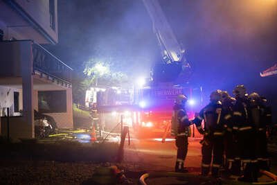 Feuerwehreinsatz in Hagenberg: Brand auf Einfamilienhaus-Dach PANC-20230606000068831-001.jpg