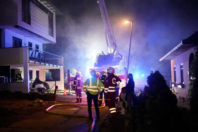 Feuerwehreinsatz in Hagenberg: Brand auf Einfamilienhaus-Dach PANC-20230606000068835-005.jpg
