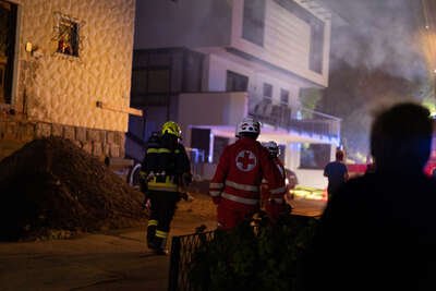 Feuerwehreinsatz in Hagenberg: Brand auf Einfamilienhaus-Dach PANC-20230606000068836-006.jpg