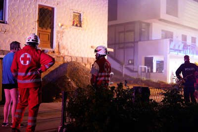 Feuerwehreinsatz in Hagenberg: Brand auf Einfamilienhaus-Dach PANC-20230606000068839-009.jpg
