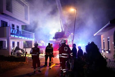 Feuerwehreinsatz in Hagenberg: Brand auf Einfamilienhaus-Dach PANC-20230606000068845-015.jpg