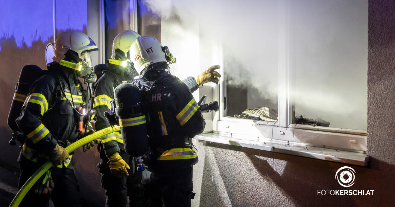 Titelbild: Zimmerbrand in Leondinger Jugendzentrum nach Einbruch