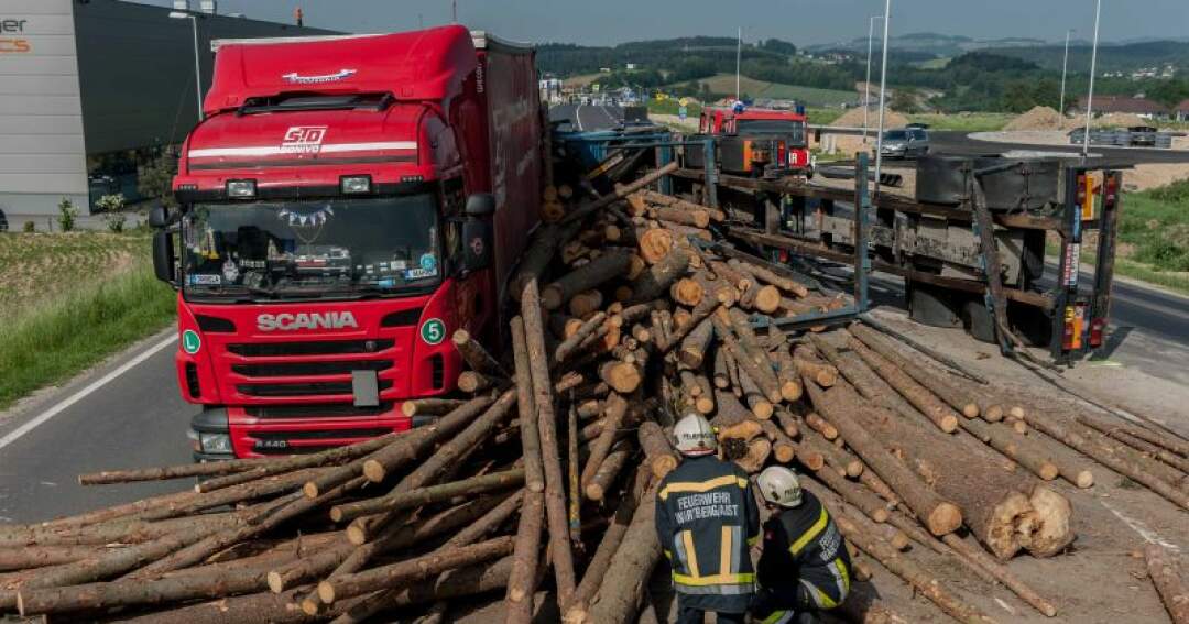 Titelbild: Überhitzte Bremsen: Holztransporter kippte um und begann zu brennen