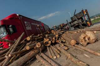 Überhitzte Bremsen: Holztransporter kippte um und begann zu brennen holztransporter_03.jpg