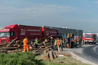 Überhitzte Bremsen: Holztransporter kippte um und begann zu brennen holztransporter_05.jpg