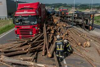 Überhitzte Bremsen: Holztransporter kippte um und begann zu brennen holztransporter_06.jpg