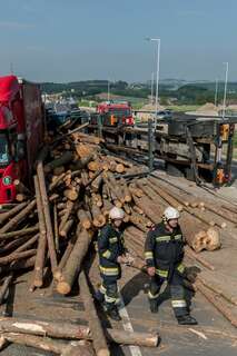 Überhitzte Bremsen: Holztransporter kippte um und begann zu brennen holztransporter_07.jpg