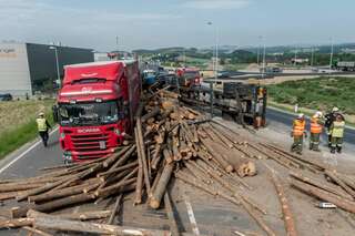 Überhitzte Bremsen: Holztransporter kippte um und begann zu brennen holztransporter_13.jpg
