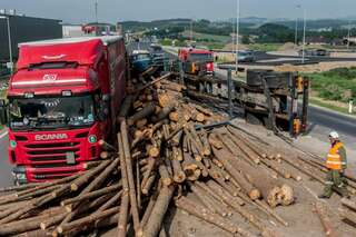 Überhitzte Bremsen: Holztransporter kippte um und begann zu brennen holztransporter_14.jpg