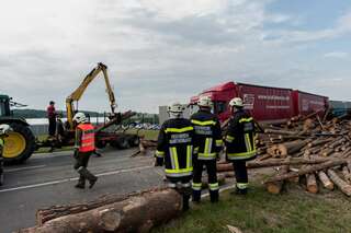 Überhitzte Bremsen: Holztransporter kippte um und begann zu brennen holztransporter_15.jpg