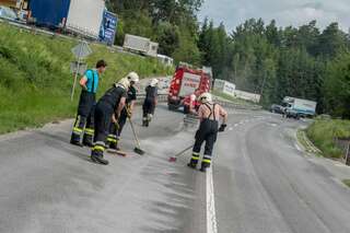 Überhitzte Bremsen: Holztransporter kippte um und begann zu brennen holztransporter_25.jpg